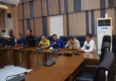 Dewan Perwakilan Rakyat Daerah (DPRD) Kabupaten Barito Utara merealisasikan langkah konkret tersebut dengan menggelar Rapat Dengar Pendapat (RDP) lintas sektor dalam forum yang diinisiasi oleh Perkumpulan Wartawan Barito Utara (PEWARTA) ini dilaksanakan di Ruang Rapat Utama Gedung DPRD, Senin (22/6/2026). (Foto: Carli Silitonga)