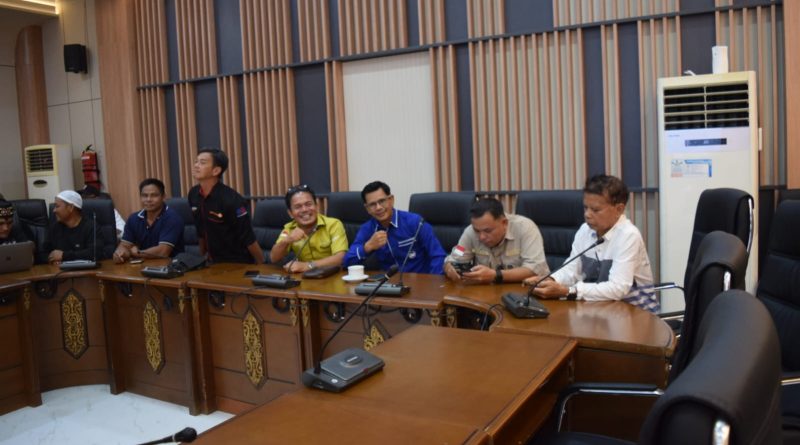 Dewan Perwakilan Rakyat Daerah (DPRD) Kabupaten Barito Utara merealisasikan langkah konkret tersebut dengan menggelar Rapat Dengar Pendapat (RDP) lintas sektor dalam forum yang diinisiasi oleh Perkumpulan Wartawan Barito Utara (PEWARTA) ini dilaksanakan di Ruang Rapat Utama Gedung DPRD, Senin (22/6/2026). (Foto: Carli Silitonga)