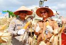 Karo SDM Polda Riau, Kombes Pol. Dr. Boy Jeckson Situmorang, S.H., S.I.K., M.H., bahkan kedapatan mengendarai langsung mesin pemotong combine harvester di atas lahan seluas 4 hektare, Selasa (23/6/2026) pagi. (Foto: Humas Polda Riau)