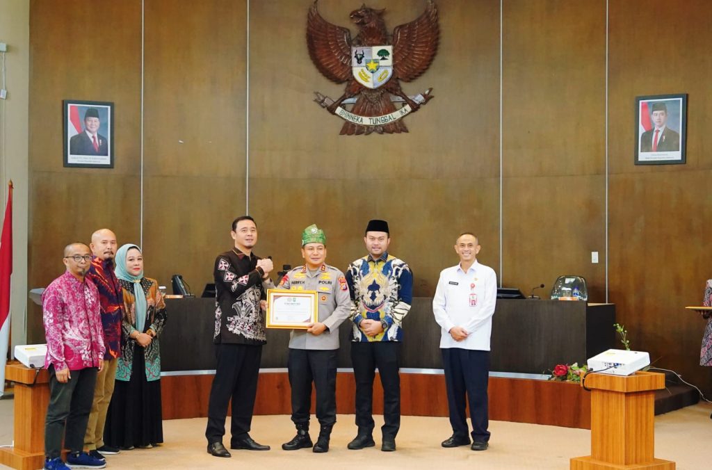 Polda Riau merealisasikan komitmen tersebut dengan sukses memborong dua penghargaan sekaligus pada ajang prestisius di tingkat provinsi yang diberikan oleh Komisi Informasi (KI) Provinsi Riau dalam acara penganugerahan berkala yang berlangsung di Kota Pekanbaru, Rabu (24/6/2026). (Foto: Humas Polda Riau)