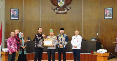 Polda Riau merealisasikan komitmen tersebut dengan sukses memborong dua penghargaan sekaligus pada ajang prestisius di tingkat provinsi yang diberikan oleh Komisi Informasi (KI) Provinsi Riau dalam acara penganugerahan berkala yang berlangsung di Kota Pekanbaru, Rabu (24/6/2026). (Foto: Humas Polda Riau)