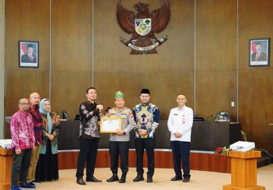 Polda Riau merealisasikan komitmen tersebut dengan sukses memborong dua penghargaan sekaligus pada ajang prestisius di tingkat provinsi yang diberikan oleh Komisi Informasi (KI) Provinsi Riau dalam acara penganugerahan berkala yang berlangsung di Kota Pekanbaru, Rabu (24/6/2026). (Foto: Humas Polda Riau)