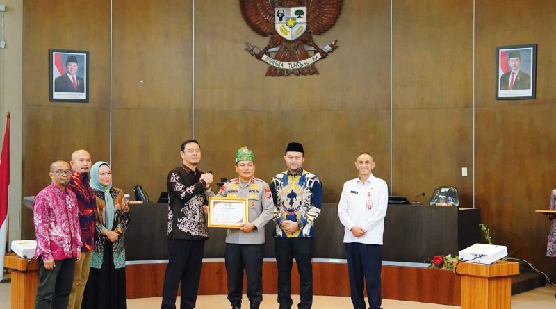 Polda Riau merealisasikan komitmen tersebut dengan sukses memborong dua penghargaan sekaligus pada ajang prestisius di tingkat provinsi yang diberikan oleh Komisi Informasi (KI) Provinsi Riau dalam acara penganugerahan berkala yang berlangsung di Kota Pekanbaru, Rabu (24/6/2026). (Foto: Humas Polda Riau)