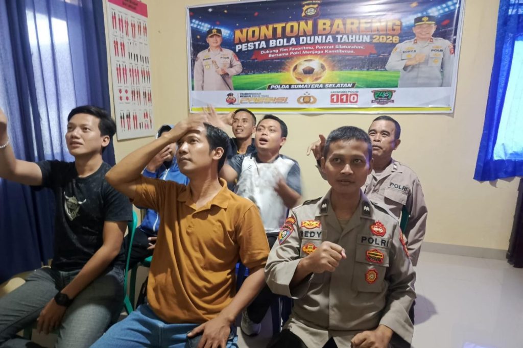 Polsek Belitang II Polres OKU Timur menggelar kegiatan Nonton Bareng (Nobar) pertandingan Piala Dunia 2026 di Aula Polsek Belitang II, Sabtu (27/6/2026) dini hari. (Foto: Humas Polres Oku Timur)