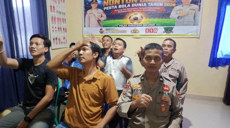 Polsek Belitang II Polres OKU Timur menggelar kegiatan Nonton Bareng (Nobar) pertandingan Piala Dunia 2026 di Aula Polsek Belitang II, Sabtu (27/6/2026) dini hari. (Foto: Humas Polres Oku Timur)