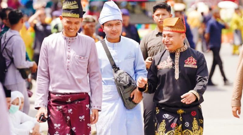 Kapolda Riau, Irjen Pol. Dr. Herry Heryawan, S.I.K., M.H., M.Hum., membaur akrab bersama para kafilah dalam acara Pawai Ta'aruf Musabaqah Tilawatil Qur'an (MTQ) ke-43 Tingkat Provinsi Riau, Sabtu (27/6/2026). (Foto: Humas Polda Riau)