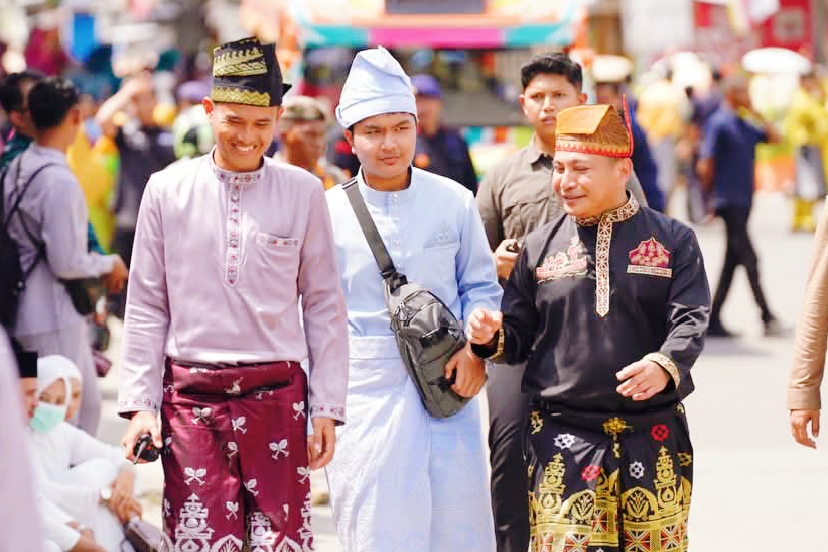 Kapolda Riau, Irjen Pol. Dr. Herry Heryawan, S.I.K., M.H., M.Hum., membaur akrab bersama para kafilah dalam acara Pawai Ta'aruf Musabaqah Tilawatil Qur'an (MTQ) ke-43 Tingkat Provinsi Riau, Sabtu (27/6/2026). (Foto: Humas Polda Riau)