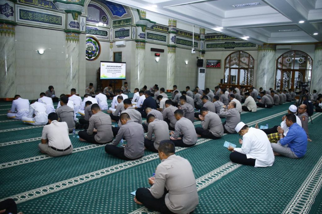 Mabes Polri merealisasikan komitmen spiritual tersebut dengan menggelar agenda dzikir dan doa bersama di Masjid Al-Ikhlas Mabes Polri, Jakarta, Kamis (25/6/2026). (Foto: Humas Polri)