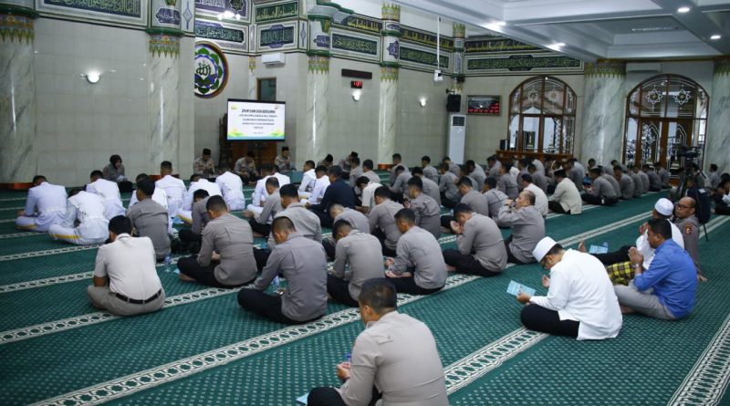 Mabes Polri merealisasikan komitmen spiritual tersebut dengan menggelar agenda dzikir dan doa bersama di Masjid Al-Ikhlas Mabes Polri, Jakarta, Kamis (25/6/2026). (Foto: Humas Polri)