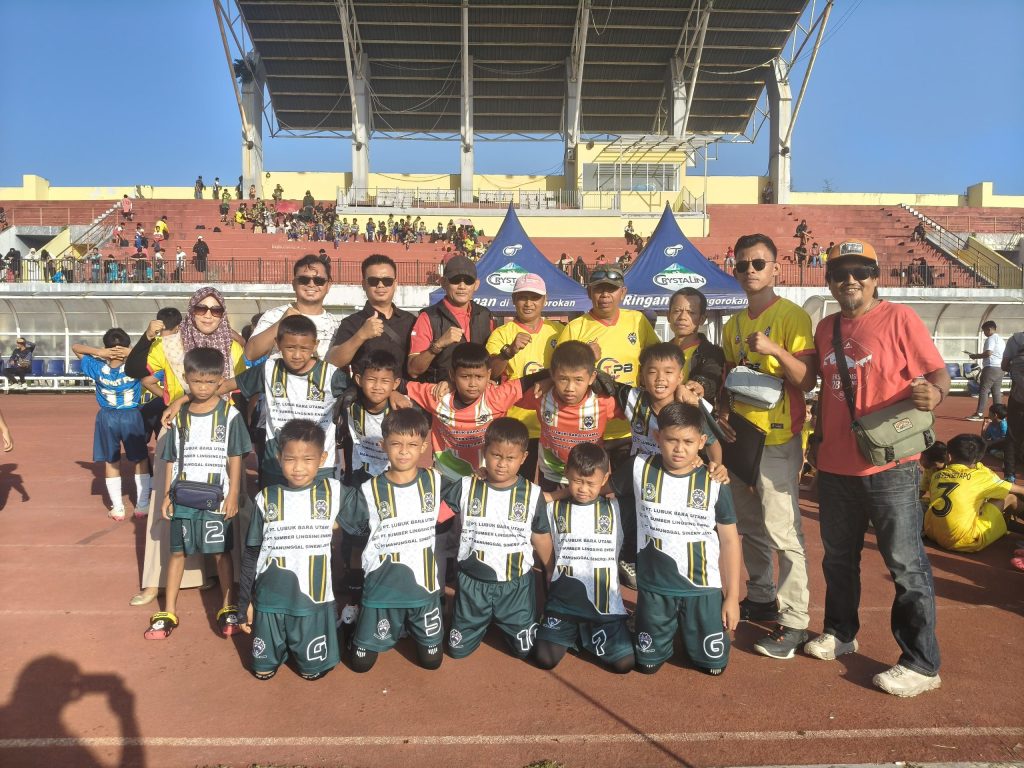 Pemain sepak bola Lahat FC U 10 foto bersama pelatih beserta pengurus saat mengikuti Piala Presiden di Palembang. (Foto: Heri Susanto)