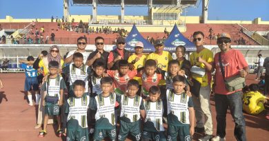 Pemain sepak bola Lahat FC U 10 foto bersama pelatih beserta pengurus saat mengikuti Piala Presiden di Palembang. (Foto: Heri Susanto)