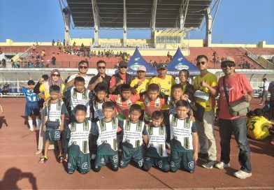 Pemain sepak bola Lahat FC U 10 foto bersama pelatih beserta pengurus saat mengikuti Piala Presiden di Palembang. (Foto: Heri Susanto)