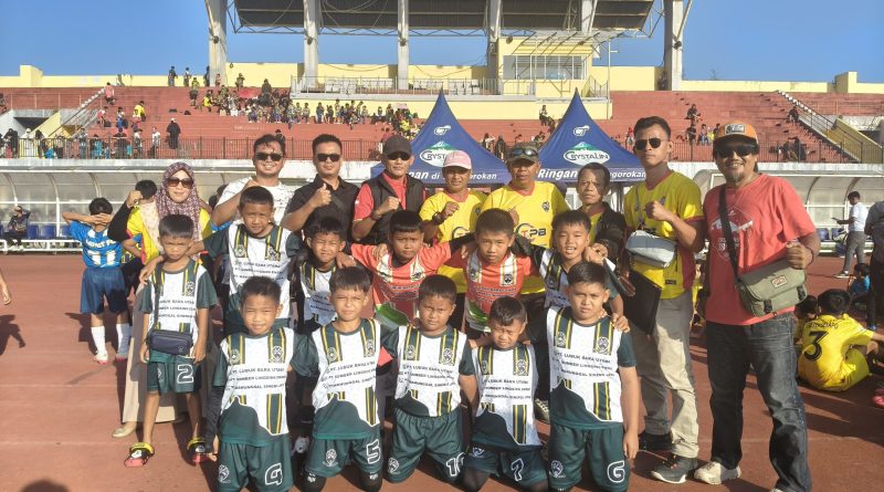 Pemain sepak bola Lahat FC U 10 foto bersama pelatih beserta pengurus saat mengikuti Piala Presiden di Palembang. (Foto: Heri Susanto)