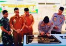 Kapolresta Pekanbaru, Kombes Muharman Arta, S.I.K., secara simbolis meresmikan Musholla An Nusirwan di lingkungan Mapolsek Bina Widya, Senin (29/6/2026). (Foto: Humas Polresta Pekanbaru)