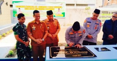 Kapolresta Pekanbaru, Kombes Muharman Arta, S.I.K., secara simbolis meresmikan Musholla An Nusirwan di lingkungan Mapolsek Bina Widya, Senin (29/6/2026). (Foto: Humas Polresta Pekanbaru)