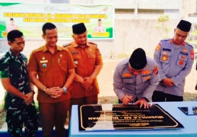 Kapolresta Pekanbaru, Kombes Muharman Arta, S.I.K., secara simbolis meresmikan Musholla An Nusirwan di lingkungan Mapolsek Bina Widya, Senin (29/6/2026). (Foto: Humas Polresta Pekanbaru)