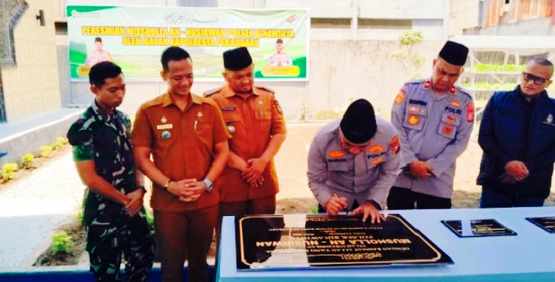 Kapolresta Pekanbaru, Kombes Muharman Arta, S.I.K., secara simbolis meresmikan Musholla An Nusirwan di lingkungan Mapolsek Bina Widya, Senin (29/6/2026). (Foto: Humas Polresta Pekanbaru)