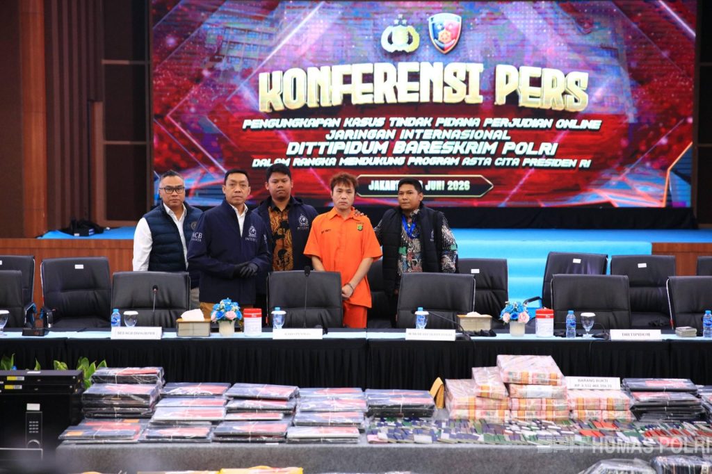 Konferensi pers pengungkapan kasus tindak pidana perjudian online jaringan internasional yang digelar di Gedung Awaloedin Djamin, Aula Bareskrim Polri, Jakarta, Jumat (26/6/2026). (Sumber: Humas Polri)