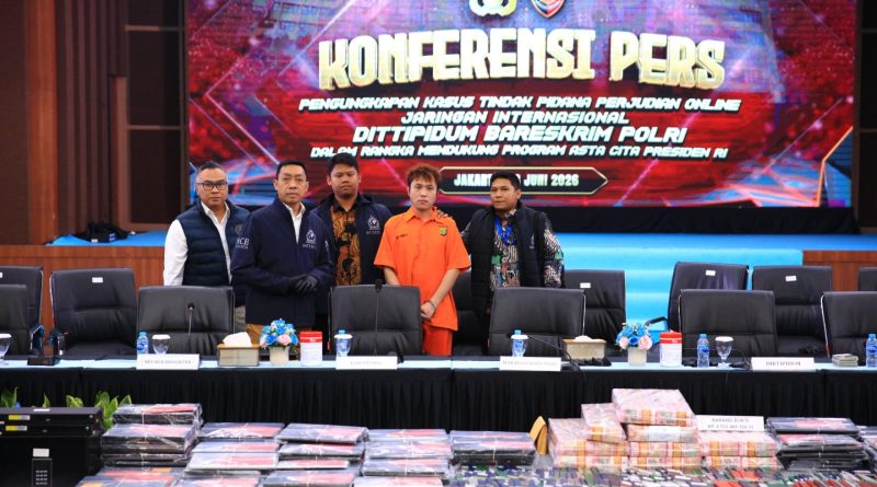 Konferensi pers pengungkapan kasus tindak pidana perjudian online jaringan internasional yang digelar di Gedung Awaloedin Djamin, Aula Bareskrim Polri, Jakarta, Jumat (26/6/2026). (Sumber: Humas Polri)