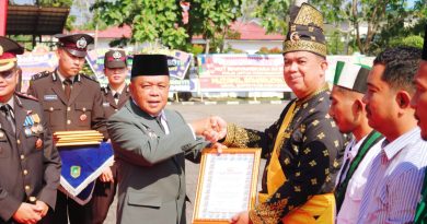 Kapolres Kepulauan Meranti, AKBP Aldi Alfa Faroqi, S.H., S.I.K., M.H., menganugerahkan Piagam Penghargaan kepada Ketua Umum DPH LAMR Kepulauan Meranti, Datuk Seri Afrizal Cik, S.Sos., M.Si. atas dedikasi nyata dan konsistensinya dalam mengupayakan pemulihan ekosistem hutan mangrove, Rabu (1//7/2026). (Foto: Humas LAMR Kepulauan Meranti)