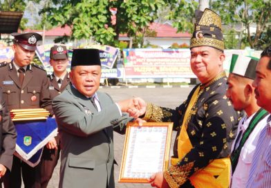Kapolres Kepulauan Meranti, AKBP Aldi Alfa Faroqi, S.H., S.I.K., M.H., menganugerahkan Piagam Penghargaan kepada Ketua Umum DPH LAMR Kepulauan Meranti, Datuk Seri Afrizal Cik, S.Sos., M.Si. atas dedikasi nyata dan konsistensinya dalam mengupayakan pemulihan ekosistem hutan mangrove, Rabu (1//7/2026). (Foto: Humas LAMR Kepulauan Meranti)