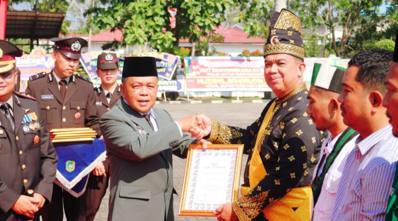 Kapolres Kepulauan Meranti, AKBP Aldi Alfa Faroqi, S.H., S.I.K., M.H., menganugerahkan Piagam Penghargaan kepada Ketua Umum DPH LAMR Kepulauan Meranti, Datuk Seri Afrizal Cik, S.Sos., M.Si. atas dedikasi nyata dan konsistensinya dalam mengupayakan pemulihan ekosistem hutan mangrove, Rabu (1//7/2026). (Foto: Humas LAMR Kepulauan Meranti)