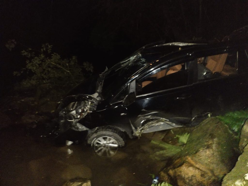 Sebuah mobil yang mengangkut empat orang warga Kecamatan Lubuk Pinang, Kabupaten Muko-Muko, dilaporkan jatuh ke dalam jurang sedalam lima meter, Jumat (3/7/2026) sekitar pukul 18.20 WIB. (Foto: IST/Dewi Yulianti)