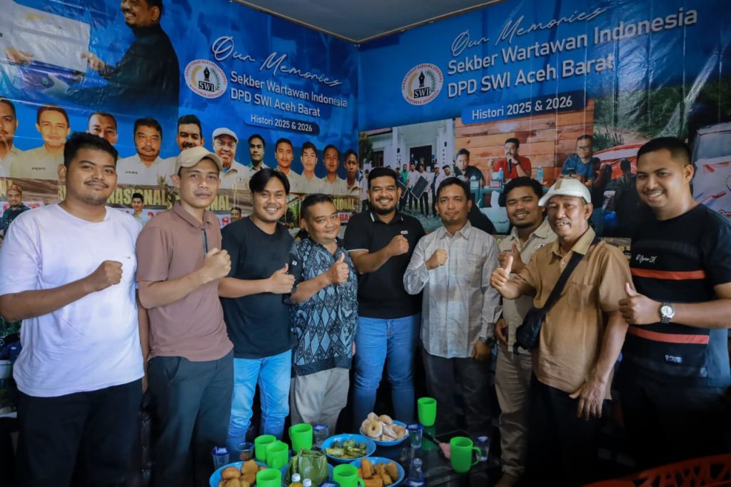 Kepala Dinas Kominsa Aceh Barat, Dedi Mulianda, melakukan kunjungan silaturahmi ke Sekretariat DPD Sekretariat Bersama Wartawan Indonesia (SWI) Aceh Barat di Gampong Ujung Kalak, Kecamatan Johan Pahlawan, Jumat (3/7/2026). (Foto: IST/M. Akbar)