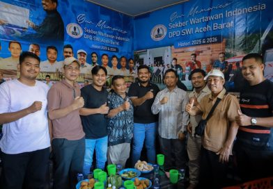 Kepala Dinas Kominsa Aceh Barat, Dedi Mulianda, melakukan kunjungan silaturahmi ke Sekretariat DPD Sekretariat Bersama Wartawan Indonesia (SWI) Aceh Barat di Gampong Ujung Kalak, Kecamatan Johan Pahlawan, Jumat (3/7/2026). (Foto: IST/M. Akbar)
