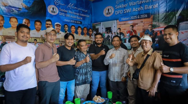 Kepala Dinas Kominsa Aceh Barat, Dedi Mulianda, melakukan kunjungan silaturahmi ke Sekretariat DPD Sekretariat Bersama Wartawan Indonesia (SWI) Aceh Barat di Gampong Ujung Kalak, Kecamatan Johan Pahlawan, Jumat (3/7/2026). (Foto: IST/M. Akbar)