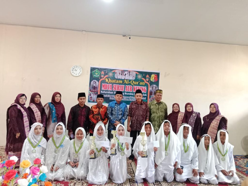 Madrasah Diniyah Takmiliyah Awaliyah (MDTA) Surau Aur Kuning, Simpang Rumbio, Kota Solok, sukses menyelenggarakan agenda perayaan Khatam Al-Qur'an yang diikuti oleh 10 orang santri pilihan, Minggu (5/7/2026). (Foto: IST/Fitria Sartika)