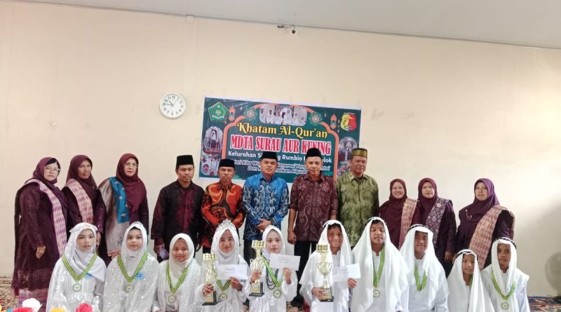 Madrasah Diniyah Takmiliyah Awaliyah (MDTA) Surau Aur Kuning, Simpang Rumbio, Kota Solok, sukses menyelenggarakan agenda perayaan Khatam Al-Qur'an yang diikuti oleh 10 orang santri pilihan, Minggu (5/7/2026). (Foto: IST/Fitria Sartika)