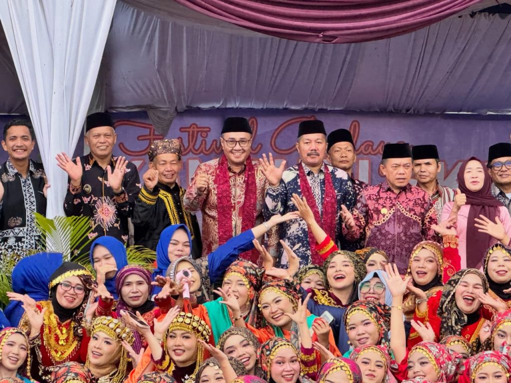 Bupati Kerinci mengingatkan para orang tua mengenai ancaman siber yang kini mulai merambah masuk ke kawasan pedesaan. (Foto: IST/Dewi Yulianti)