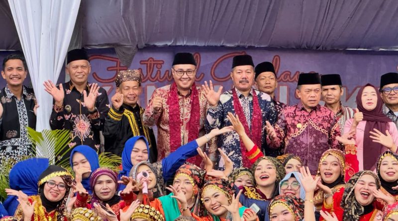Bupati Kerinci mengingatkan para orang tua mengenai ancaman siber yang kini mulai merambah masuk ke kawasan pedesaan. (Foto: IST/Dewi Yulianti)