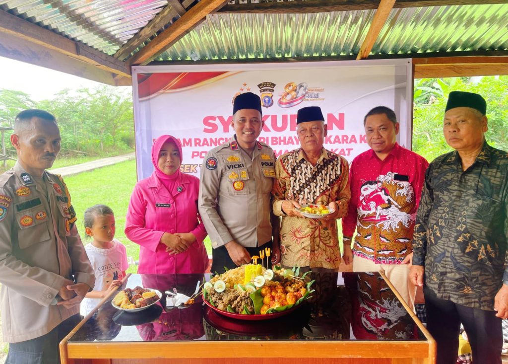 Kapolsek Teluk Meranti IPDA Vicki Rizky, SH., bersama Camat Teluk Meranti Raja Eka Putra, S.Sos. Turut hadir unsur Forkopimcam, pemuka adat, tokoh agama, serta jajaran pengurus Bhayangkari Ranting Teluk Meranti dalam acara syukuran Hari Bhayangkara ke-80 Tahun 2026, Minggu (5/7/2026). (Foto: Humas Polsek Teluk Meranti)