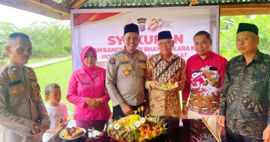 Kapolsek Teluk Meranti IPDA Vicki Rizky, SH., bersama Camat Teluk Meranti Raja Eka Putra, S.Sos. Turut hadir unsur Forkopimcam, pemuka adat, tokoh agama, serta jajaran pengurus Bhayangkari Ranting Teluk Meranti dalam acara syukuran Hari Bhayangkara ke-80 Tahun 2026, Minggu (5/7/2026). (Foto: Humas Polsek Teluk Meranti)