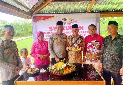 Kapolsek Teluk Meranti IPDA Vicki Rizky, SH., bersama Camat Teluk Meranti Raja Eka Putra, S.Sos. Turut hadir unsur Forkopimcam, pemuka adat, tokoh agama, serta jajaran pengurus Bhayangkari Ranting Teluk Meranti dalam acara syukuran Hari Bhayangkara ke-80 Tahun 2026, Minggu (5/7/2026). (Foto: Humas Polsek Teluk Meranti)