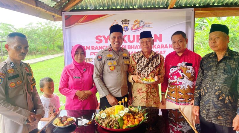 Kapolsek Teluk Meranti IPDA Vicki Rizky, SH., bersama Camat Teluk Meranti Raja Eka Putra, S.Sos. Turut hadir unsur Forkopimcam, pemuka adat, tokoh agama, serta jajaran pengurus Bhayangkari Ranting Teluk Meranti dalam acara syukuran Hari Bhayangkara ke-80 Tahun 2026, Minggu (5/7/2026). (Foto: Humas Polsek Teluk Meranti)