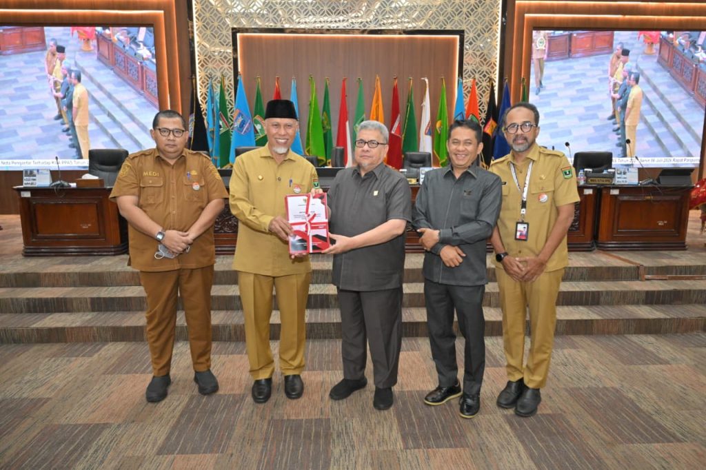 DPRD Provinsi Sumatera Barat menggelar rapat paripurna penyampaian Rancangan Kebijakan Umum Anggaran (KUA) serta Prioritas Plafon Anggaran Sementara (PPAS) Tahun Anggaran 2027 di ruang sidang utama kantor dewan, Senin (6/7/2026). (Foto: IST/Novrianto)