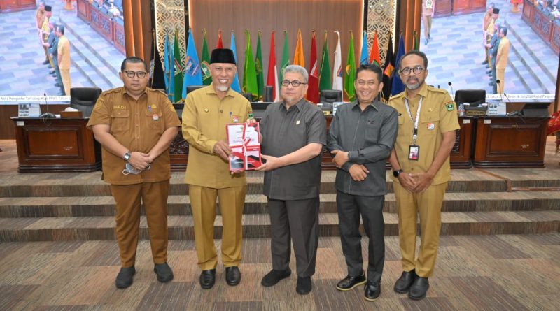 DPRD Provinsi Sumatera Barat menggelar rapat paripurna penyampaian Rancangan Kebijakan Umum Anggaran (KUA) serta Prioritas Plafon Anggaran Sementara (PPAS) Tahun Anggaran 2027 di ruang sidang utama kantor dewan, Senin (6/7/2026). (Foto: IST/Novrianto)
