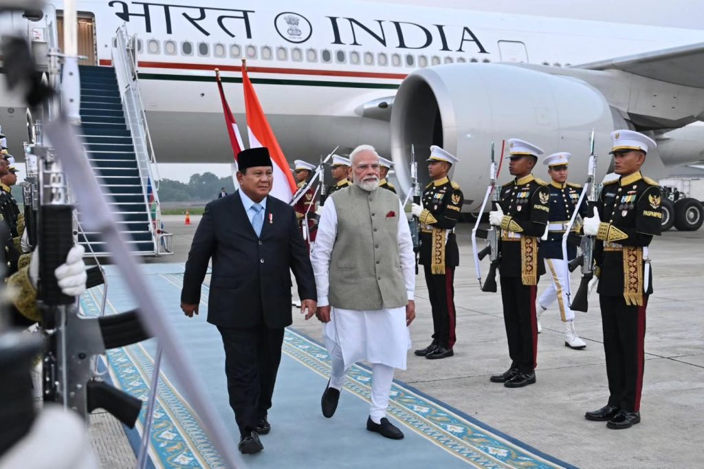 Presiden RI Prabowo Subianto menyambut langsung kedatangan Perdana Menteri (PM) India, Narendra Modi, dalam suasana hangat penuh penghormatan di Jakarta, Senin (6/7/2026). (Foto: Setkab RI)