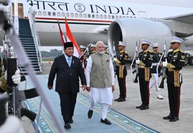 Presiden RI Prabowo Subianto menyambut langsung kedatangan Perdana Menteri (PM) India, Narendra Modi, dalam suasana hangat penuh penghormatan di Jakarta, Senin (6/7/2026). (Foto: Setkab RI)