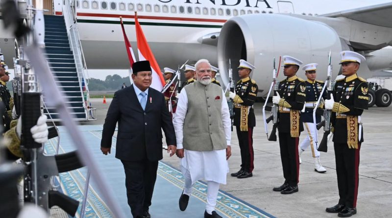 Presiden RI Prabowo Subianto menyambut langsung kedatangan Perdana Menteri (PM) India, Narendra Modi, dalam suasana hangat penuh penghormatan di Jakarta, Senin (6/7/2026). (Foto: Setkab RI)