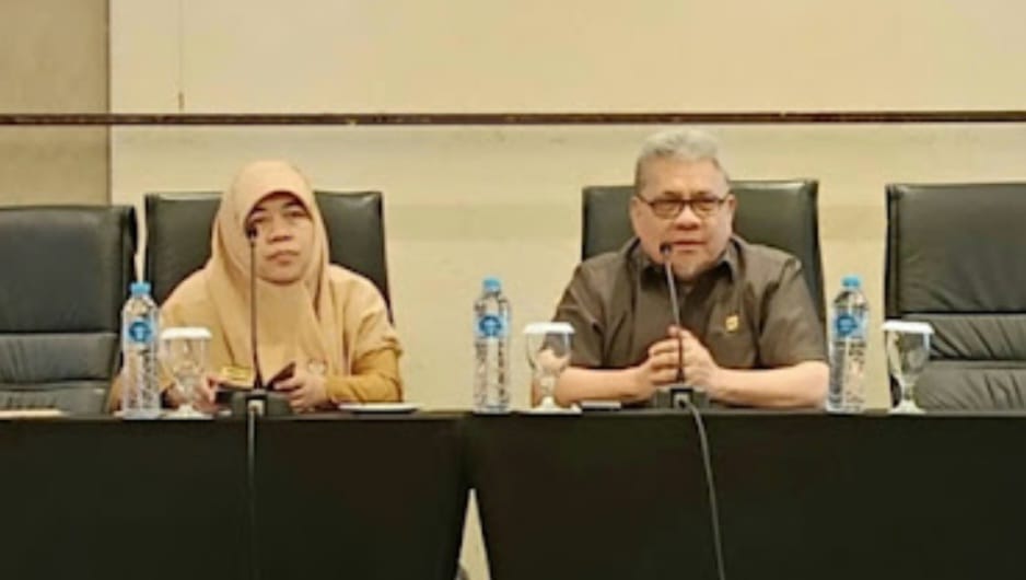 Ketua DPRD Sumbar, Muhidi, hadir langsung menjadi narasumber utama dalam agenda Bimbingan Teknis (Bimtek) Kepala SMA dan SMK se-Sumatera Barat di Kota Padang, Senin (6/7/2026). (Foto: IST/Novrianto)