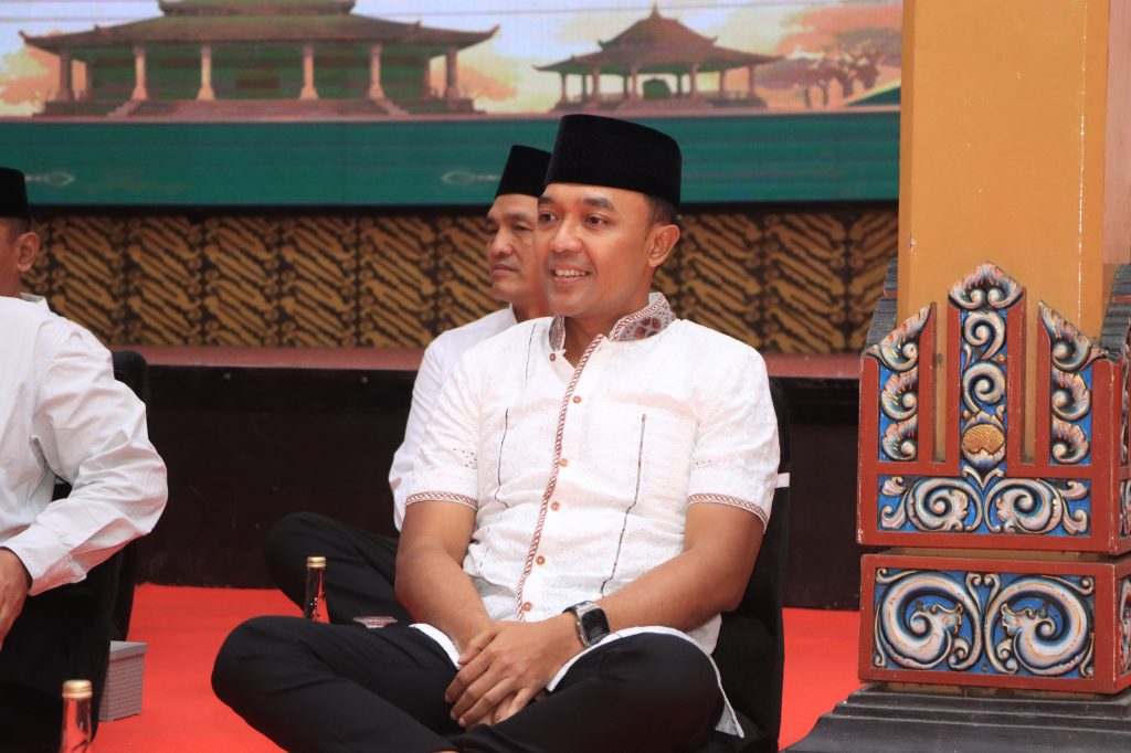 Kapolres Ngawi, AKBP Prayoga Angga Widyatama, S.I.K., M.Si., menghadiri malam tirakatan dalam rangka memperingati Hari Jadi Kabupaten Ngawi ke-668 di Pendopo Wedya Graha, Senin malam (6/7/2026). (Foto: IST/Tri Sofyani Effendi)