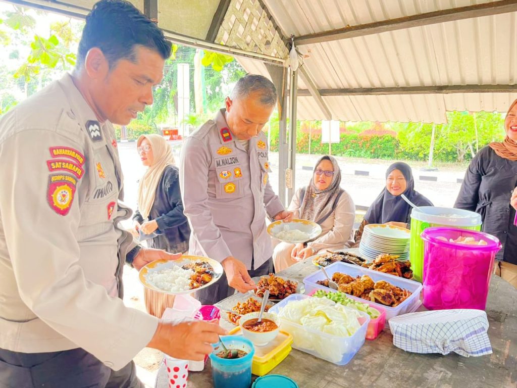 Polsek Sabak Auh menyelenggarakan agenda kesyukuran atas capaian karier jajarannya di Pendopo halaman Mapolsek Sabak Auh, Kabupaten Siak, Selasa (7/7/2026) pagi. (Foto: Kapolsek Sabak Auh)
