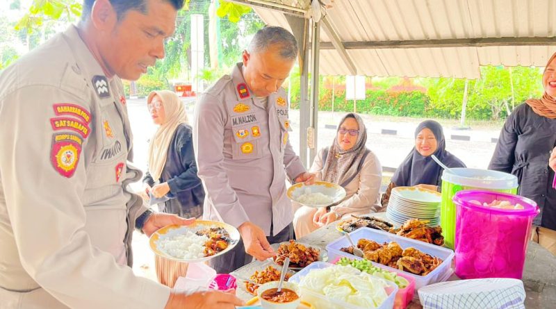 Polsek Sabak Auh menyelenggarakan agenda kesyukuran atas capaian karier jajarannya di Pendopo halaman Mapolsek Sabak Auh, Kabupaten Siak, Selasa (7/7/2026) pagi. (Foto: Kapolsek Sabak Auh)
