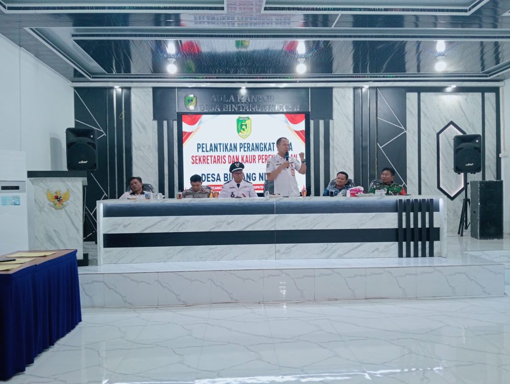Anggota DPRD Barito Utara Daerah Pemilihan (Dapil) IV, Ardianto, menghadiri upacara pelantikan Sekretaris Desa (Sekdes) dan Kepala Urusan (Kaur) Perencanaan Desa Bintang Ninggi II, Kamis (9/7/2026). (Foto: IST/Carli Silitonga)