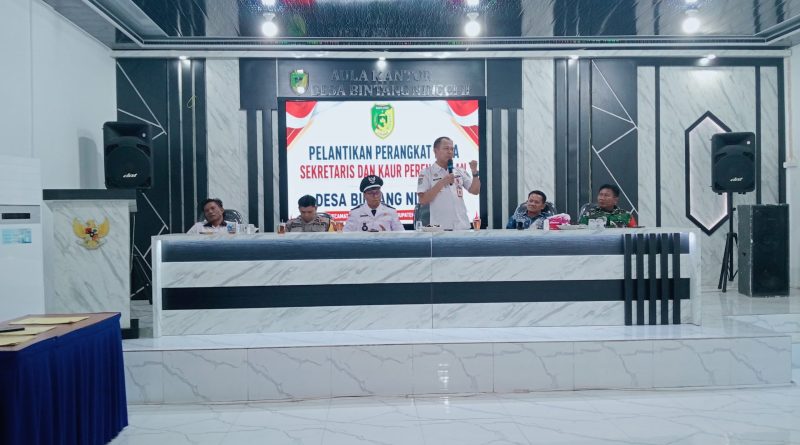 Anggota DPRD Barito Utara Daerah Pemilihan (Dapil) IV, Ardianto, menghadiri upacara pelantikan Sekretaris Desa (Sekdes) dan Kepala Urusan (Kaur) Perencanaan Desa Bintang Ninggi II, Kamis (9/7/2026). (Foto: IST/Carli Silitonga)