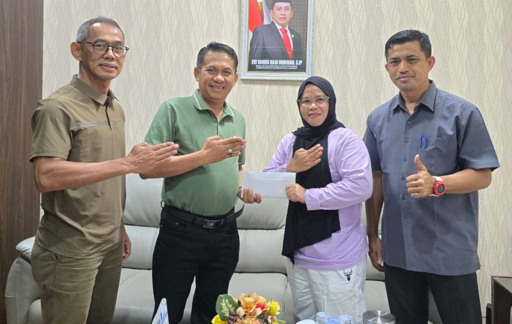 Ketua Umum INKADO Sumbar yang juga Wakil Ketua DPRD Sumatera Barat, Evi Yandri Rajo Budiman, S.Ip, secara resmi melepas keberangkatan wasit terbaik daerah, Martinel Prihastuti, S.Pd., M.Pd. (Foto: IST/Novrianto)